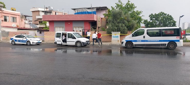 Evinde başından ve sırtından vurulmuş halde ölü bulundu