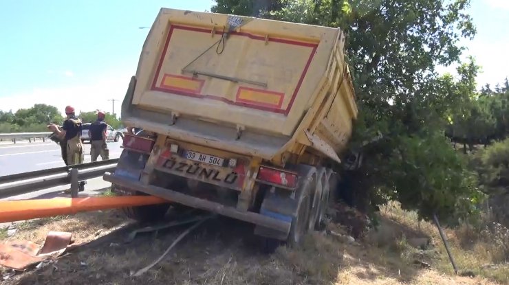 Hafriyat kamyonu ağaca takılıp duvarda asılı kaldı