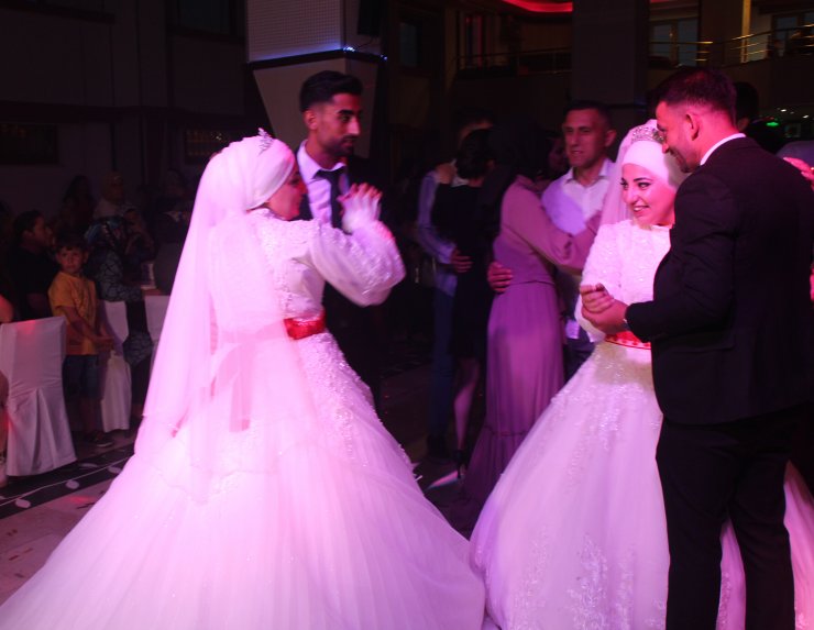 İkiz gelinler, aynı düğünde kuzenler ile dünyaevine girdi