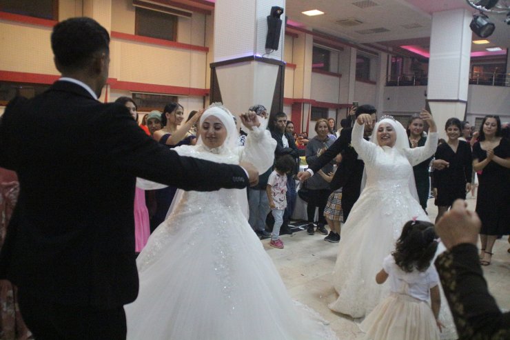 İkiz gelinler, aynı düğünde kuzenler ile dünyaevine girdi