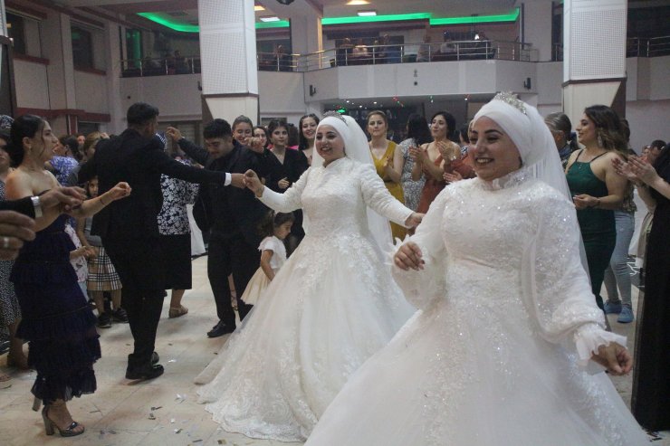 İkiz gelinler, aynı düğünde kuzenler ile dünyaevine girdi