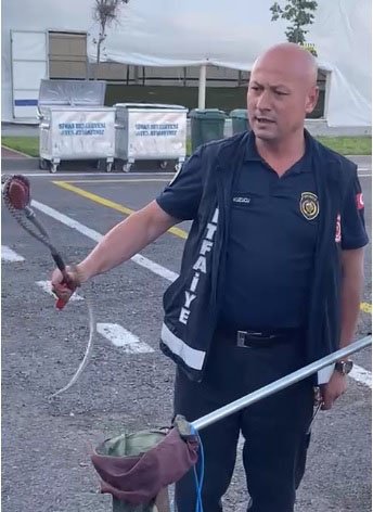 Kuaför kapısının içine giren 1,5 metrelik yılanı itfaiyeciler çıkardı