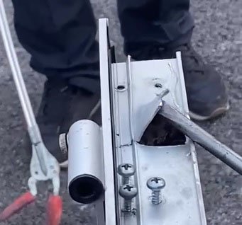 Kuaför kapısının içine giren 1,5 metrelik yılanı itfaiyeciler çıkardı