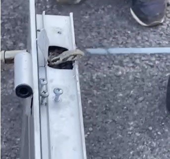 Kuaför kapısının içine giren 1,5 metrelik yılanı itfaiyeciler çıkardı