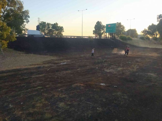 Otoban kenarındaki arazi yangını panikletti