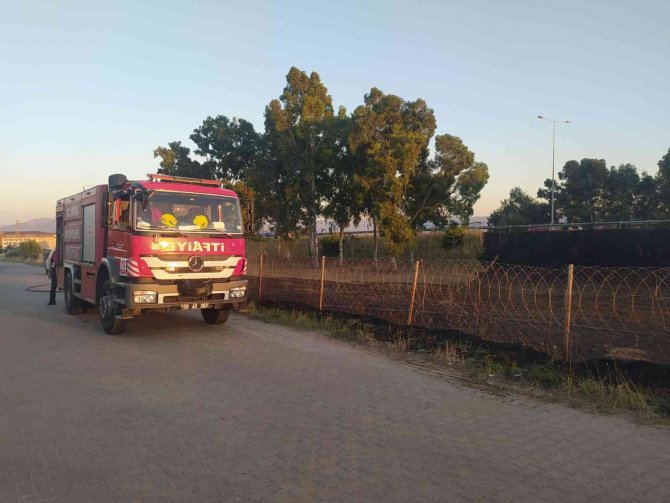 Otoban kenarındaki arazi yangını panikletti