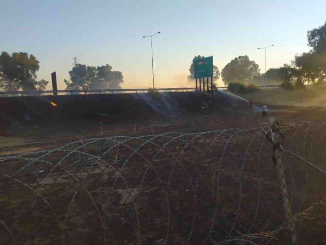 Otoban kenarındaki arazi yangını panikletti