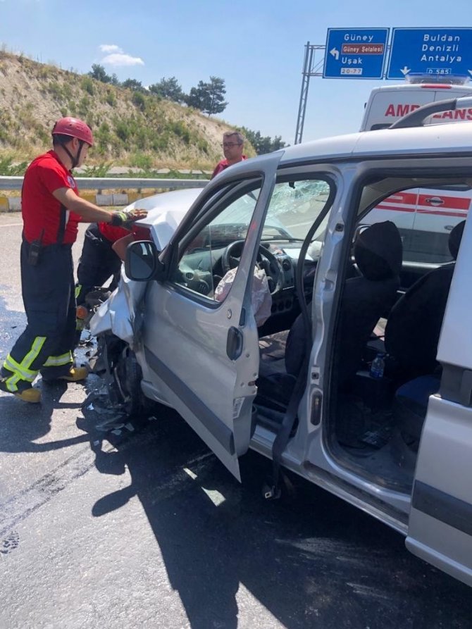 Otomobil tıra çarptı: 2 yaralı