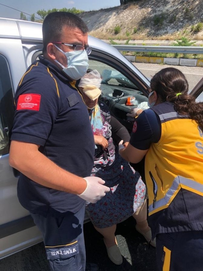 Otomobil tıra çarptı: 2 yaralı