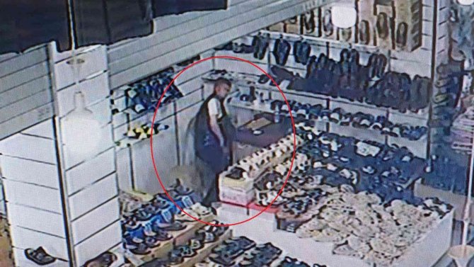 Para çalarken kameraya yakaldı