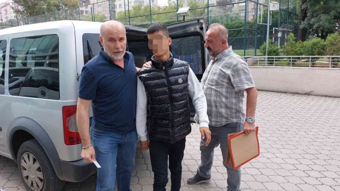 Para çalarken kameraya yakaldı