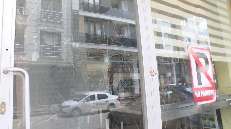 Parayı ödemeyen eski iş yerinin camlarını kırdı 