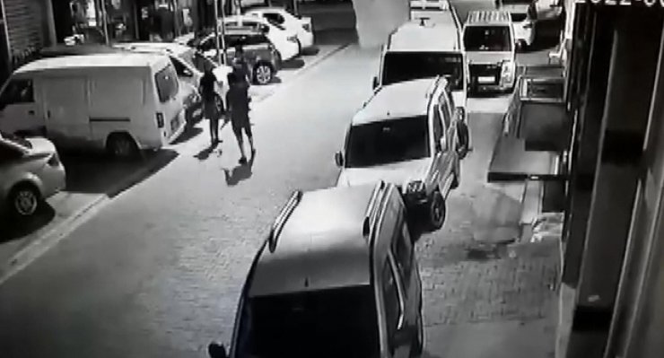 Parayı ödemeyen eski iş yerinin camlarını kırdı 