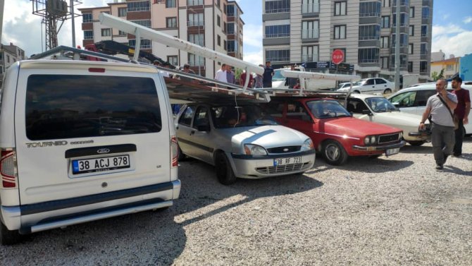 Reklam panoları araçların üzerine devrildi