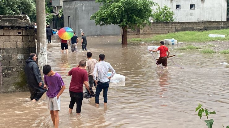Sağanak; iş yerlerini su bastı, araçlar suya gömüldü