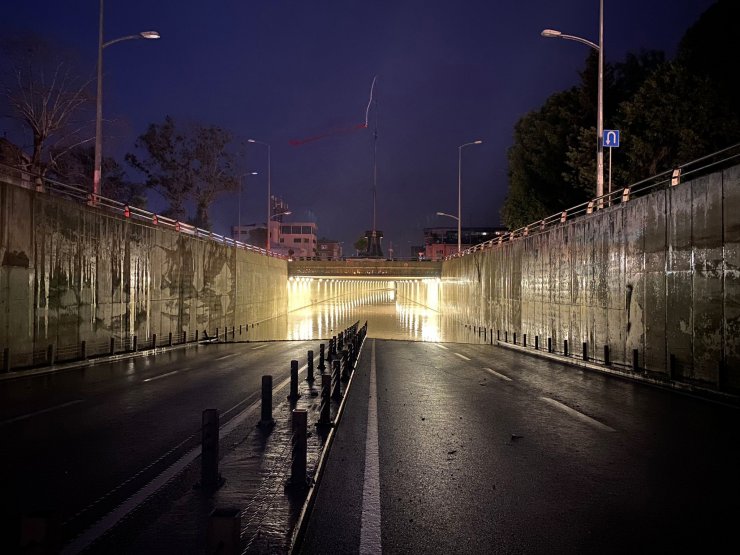 Sağanak; iş yerlerini su bastı, araçlar suya gömüldü