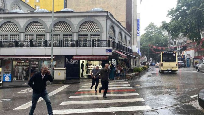 Sağanak yağışa hazırlıksız yakalandılar, dükkanlara sığındılar