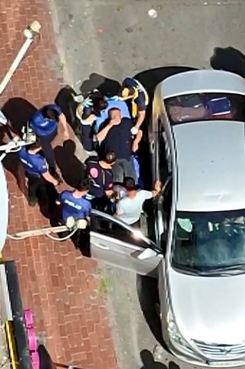 Silah zoruyla otomobilinden indirilip gasbedildi