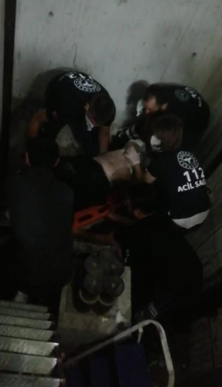 Su firması kuryesi asansör boşluğuna düşerek ağır yaralandı