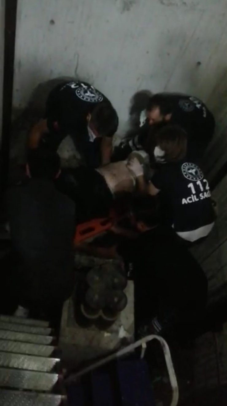 Su firması kuryesi asansör boşluğuna düşerek ağır yaralandı