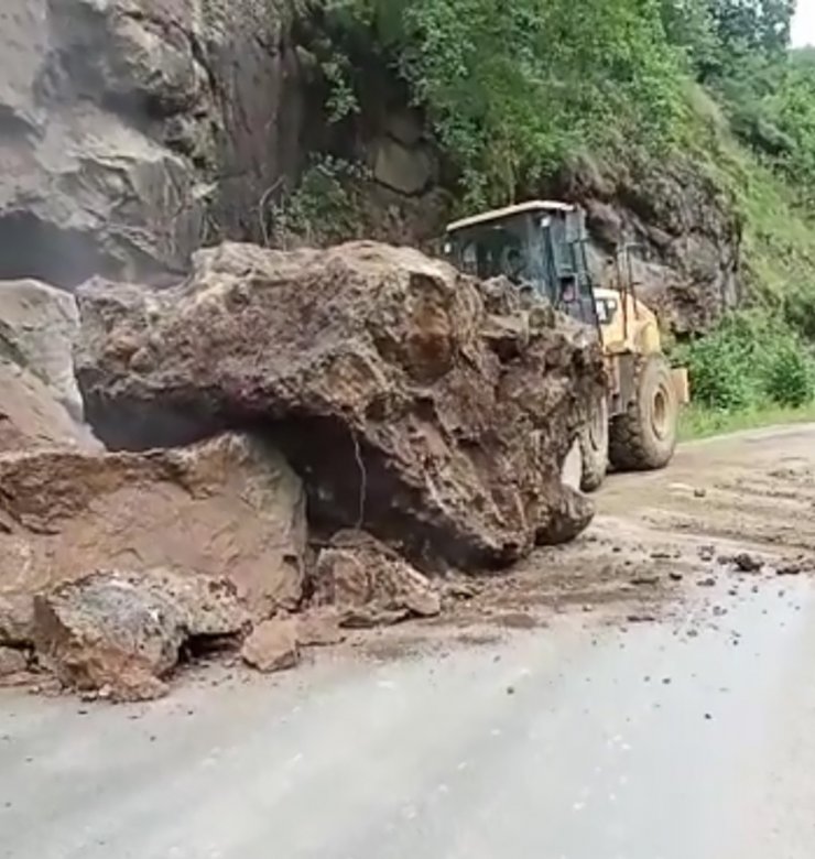 Trabzon'da heyelan; düşen dev kaya parçaları karayolunu kapattı