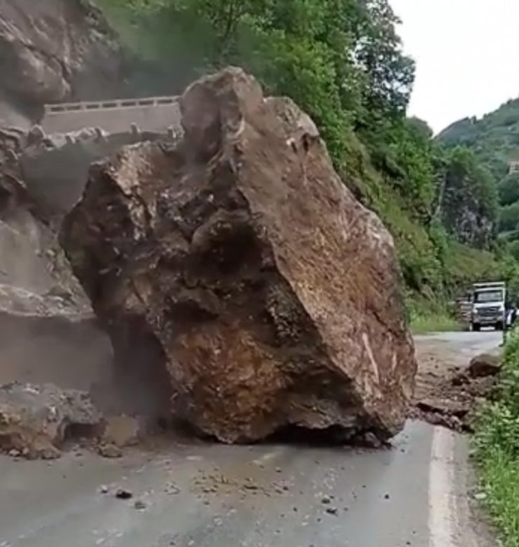 Trabzon'da heyelan; düşen dev kaya parçaları karayolunu kapattı