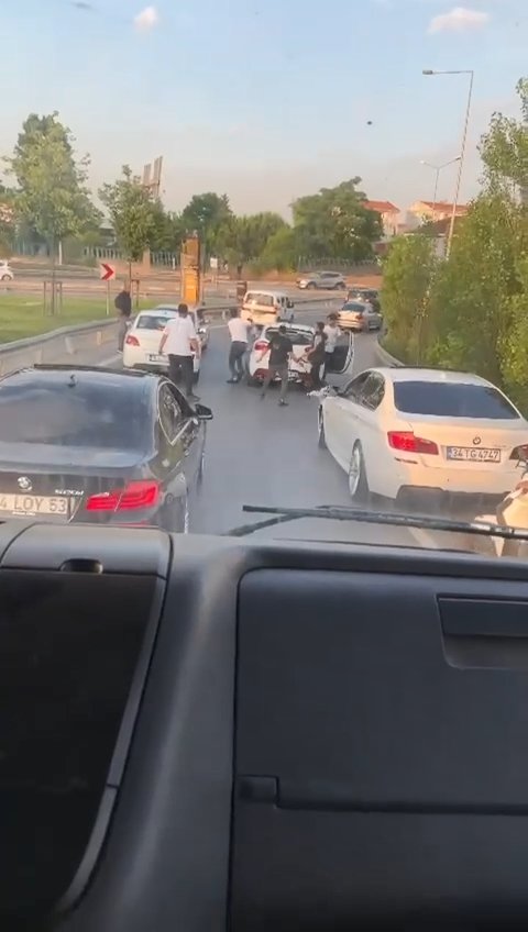 Trafikte tekmeli kemerli kavga