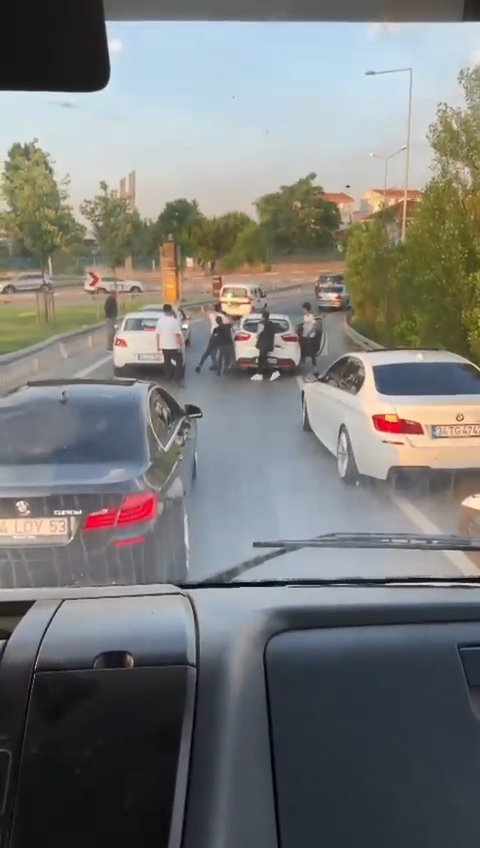 Trafikte tekmeli kemerli kavga