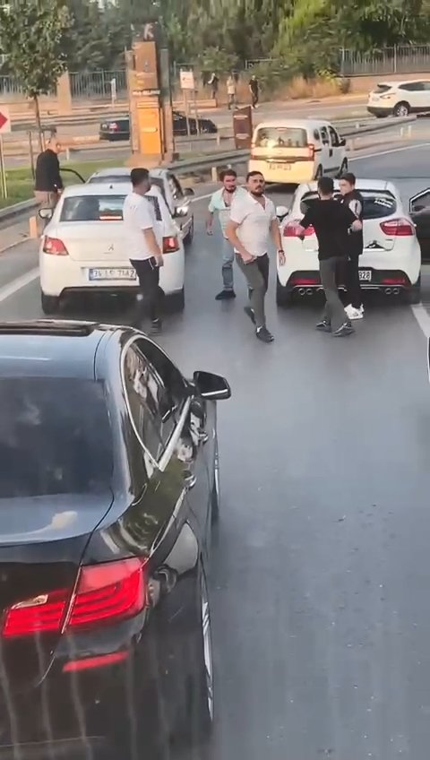 Trafikte tekmeli kemerli kavga