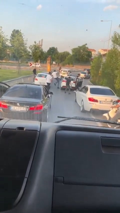 Trafikte tekmeli kemerli kavga