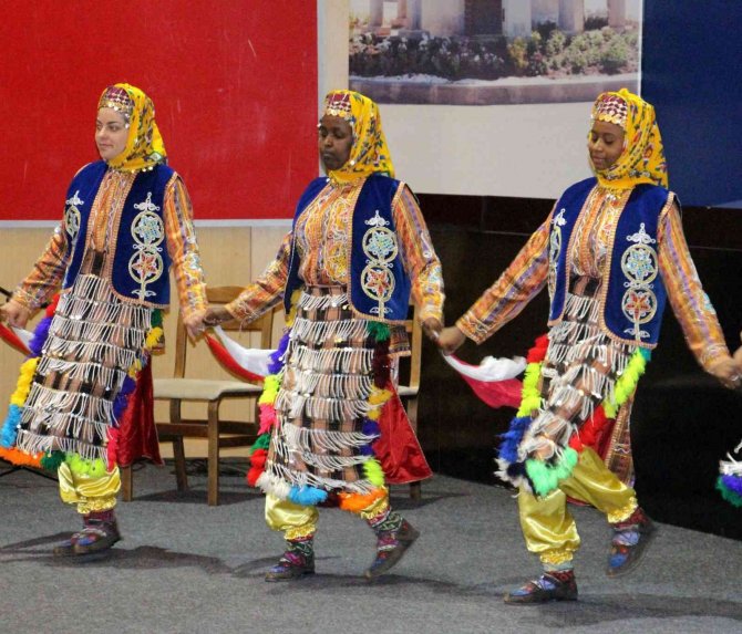 Yabancı öğrencilerin Türkçe gösterisi