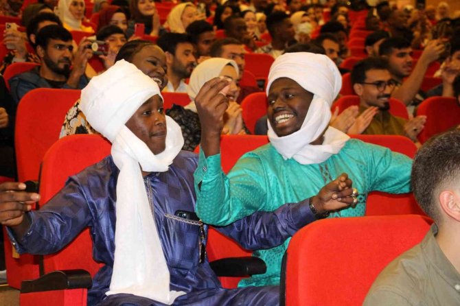 Yabancı öğrencilerin Türkçe gösterisi