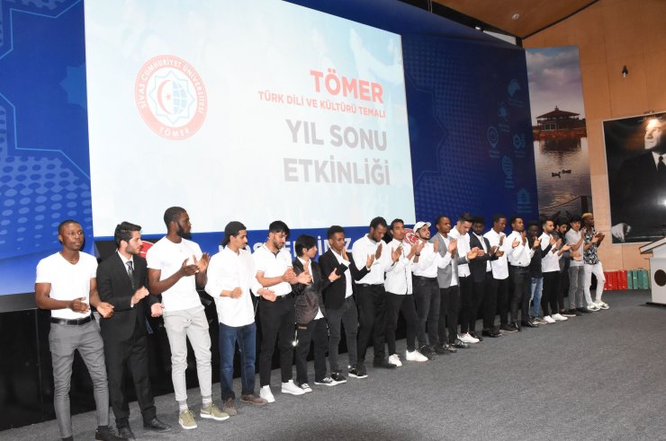 Yabancı uyruklu öğrenciler halay çekip, türkü söyledi