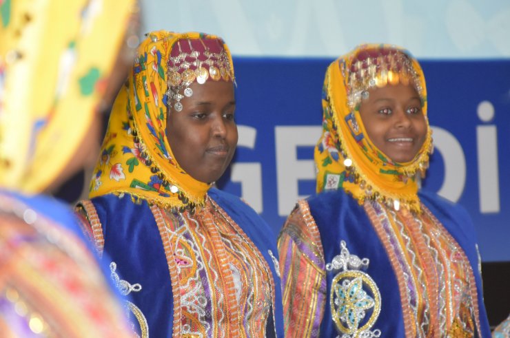 Yabancı uyruklu öğrenciler halay çekip, türkü söyledi