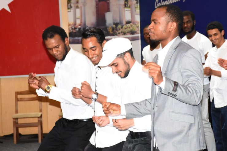 Yabancı uyruklu öğrenciler halay çekip, türkü söyledi