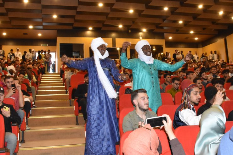 Yabancı uyruklu öğrenciler halay çekip, türkü söyledi