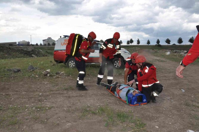 6 ilin katıldığı deprem tatbikatı gerçeği aratmadı