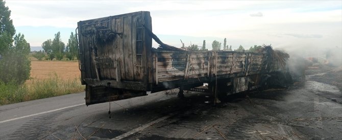 Konya'da seyir halindeki tır alev aldı