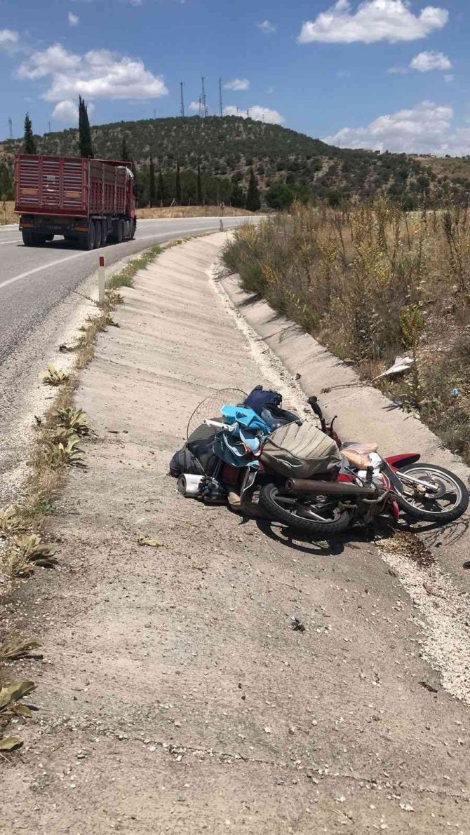 Arka tekeri patlayan motosikletin sürücüsü ölümden döndü