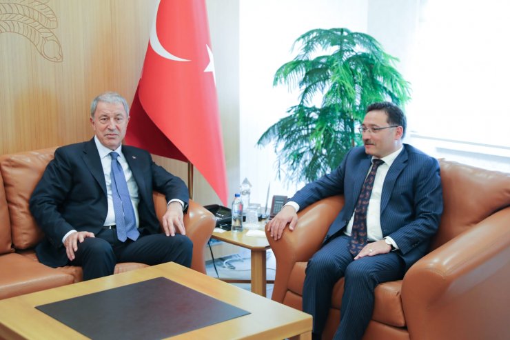 Bakan Akar'dan Kayseri Valisi Çiçek'e ziyaret