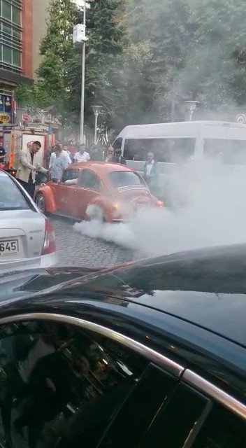 Düğün konvoyunda lastik yakan araç trafikten men edildi