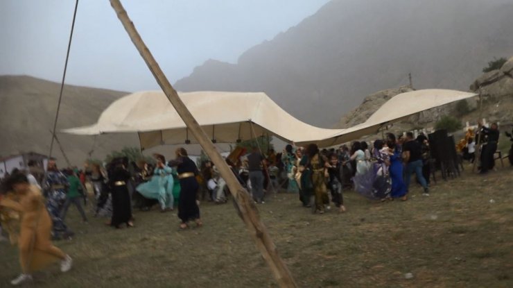 Fırtınanın düğün çadırını uçurduğu anlar kamerada; 3 yaralı