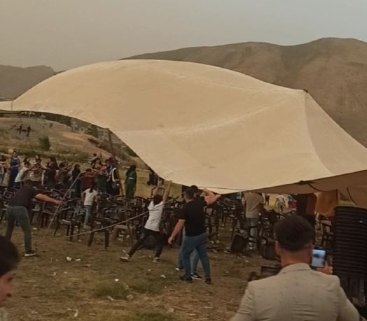 Fırtınanın düğün çadırını uçurduğu anlar kamerada; 3 yaralı