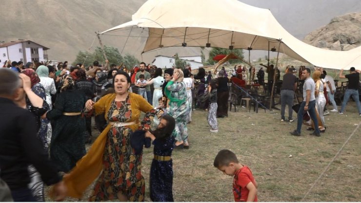 Fırtınanın düğün çadırını uçurduğu anlar kamerada; 3 yaralı