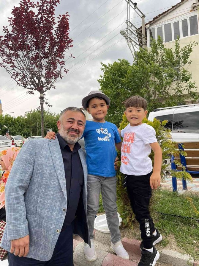 Hıdrellez programında vatandaşlara kendi elleri ile pilav dağıttılar