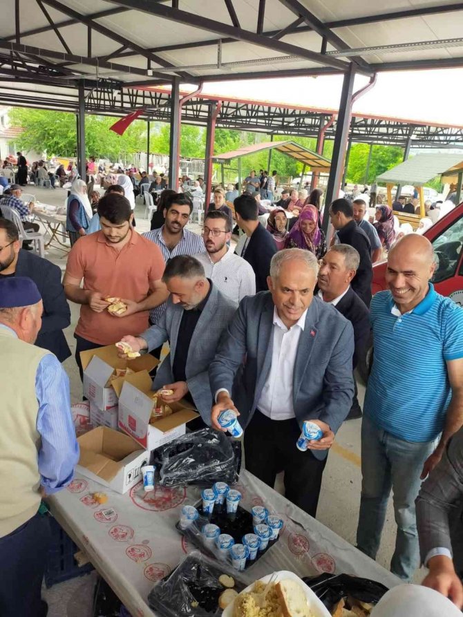 Hıdrellez programında vatandaşlara kendi elleri ile pilav dağıttılar