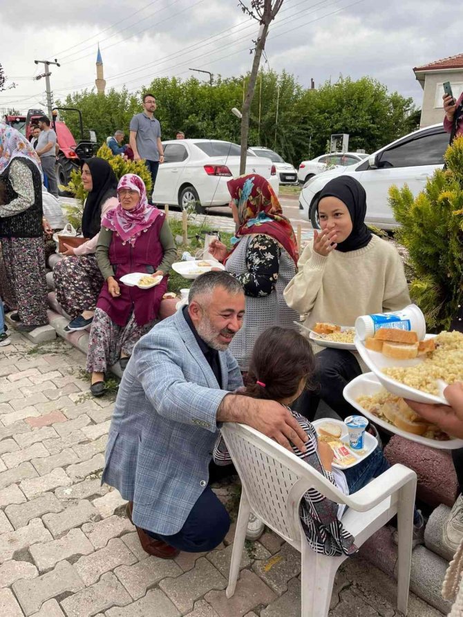 Hıdrellez programında vatandaşlara kendi elleri ile pilav dağıttılar