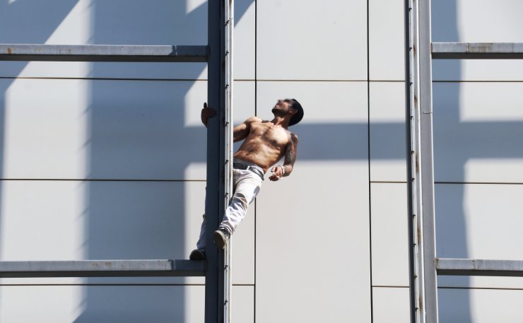 İntihar girişimini çekirdek yiyerek izlediler 