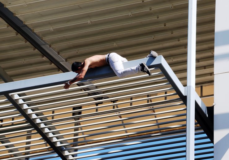 İntihar girişimini çekirdek yiyerek izlediler 