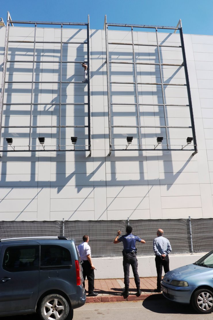 İntihar girişimini çekirdek yiyerek izlediler 